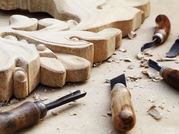 Scultori in legno Intagli in legno e attrezzi con trucioli su tavolo da lavoro