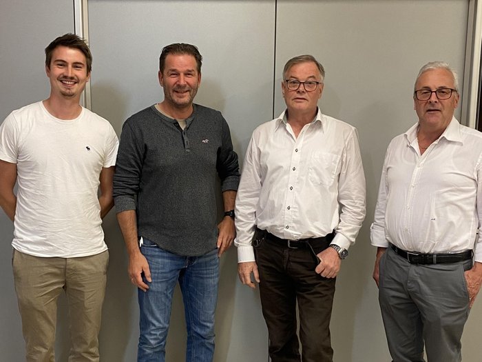 Neuer Obmann startet mit viel Elan Vier Männer posieren vor grauer Wand