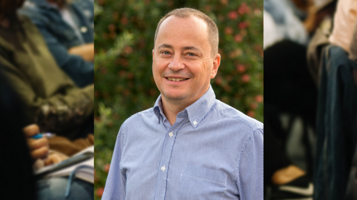 Joachim Mair als Ortsobmann bestätigt Mann mit Hemd lächelt vor einer grünen, unscharfen Hintergrundkulisse