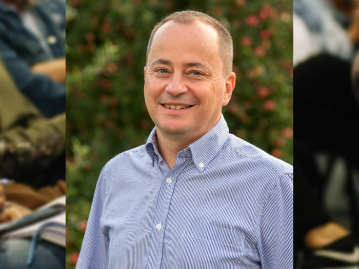 Joachim Mair als Ortsobmann bestätigt Mann mit Hemd lächelt vor einer grünen, unscharfen Hintergrundkulisse