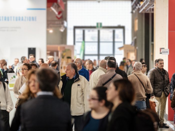 Klimahouse 2026: Südtiroler Handwerk zeigt nachhaltige Lösungen Viele Menschen laufen in einer belebten Messehalle