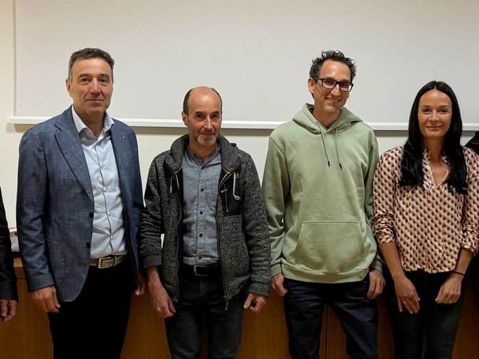 Nuovo presidente comunale per Tirolo Sei persone in piedi in fila davanti a una parete in un ambiente interno