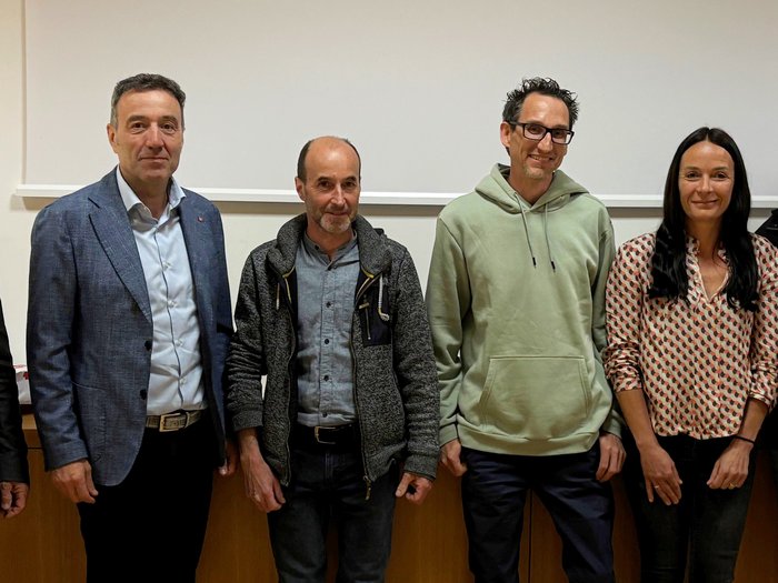 Neuer Ortsobmann für Tirol Sechs Personen stehen nebeneinander vor einer Wand in einem Innenraum