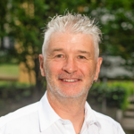 Bozen Land Porträt eines lächelnden älteren Mannes mit grauen Haaren im Freien