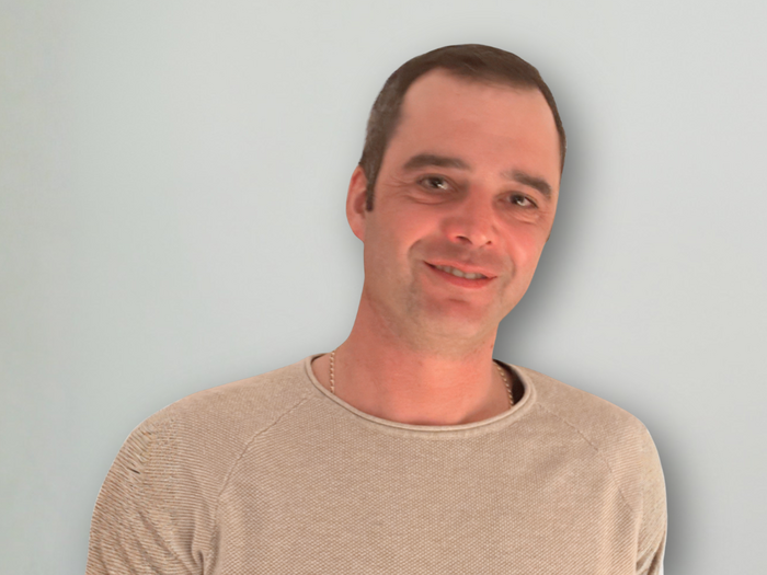 Kalterns Handwerk: Selbstbewusst in die nächste Runde Mann mit beigem Pullover vor hellem Hintergrund