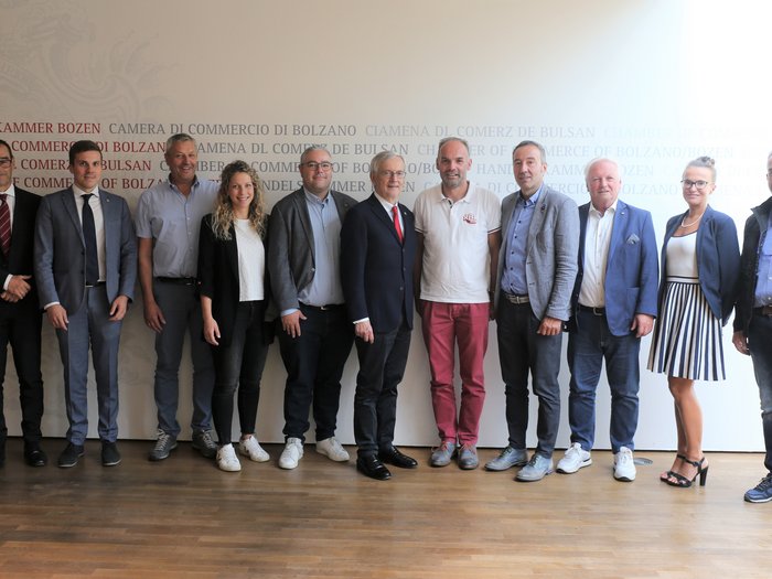Visita inaugurale alla Camera di commercio di Bolzano Gruppo di undici persone davanti alla Camera di Commercio di Bolzano