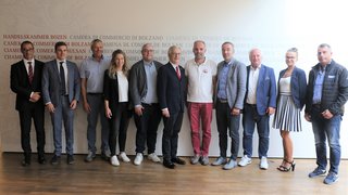 News Gruppe von elf Personen vor Wand der Handelskammer Bozen