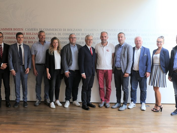 Visita inaugurale alla Camera di commercio di Bolzano Gruppo di undici persone davanti alla Camera di Commercio di Bolzano