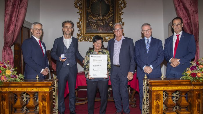 Südtiroler Wirtschaftspreis 2023: 6 Handwerksbetriebe des lvh ausgezeichnet Sechs Personen bei einer Preisverleihung, eine Frau hält eine Urkunde