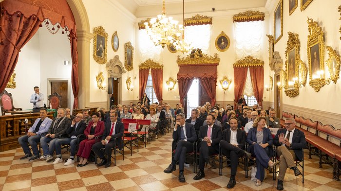 30 anni di WorldSkills South Tyrol, Italy: un percorso avvincente nella formazione professionale Gruppo di persone in una sala elegante durante un evento ufficiale