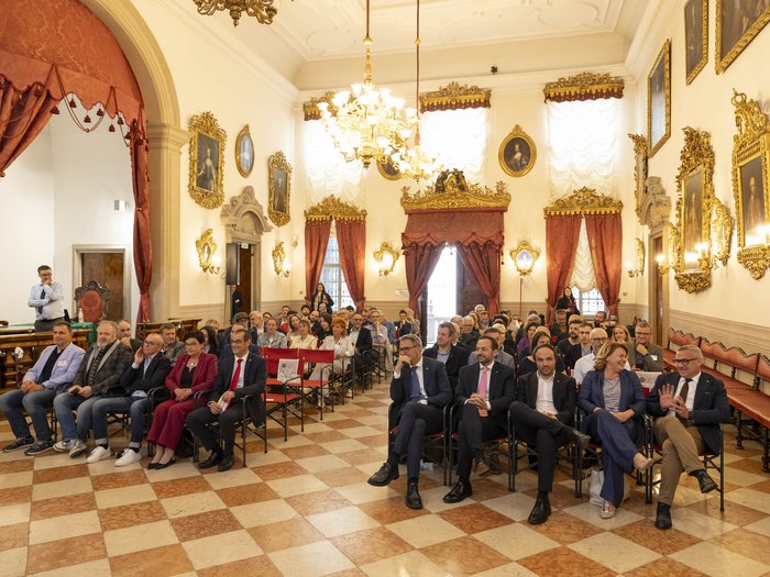 30 Jahre WorldSkills South Tyrol, Italy: die Erfolgsgeschichte der Berufsmeisterschaften Gruppe von Menschen in einem prunkvollen Saal bei einer offiziellen Veranstaltung