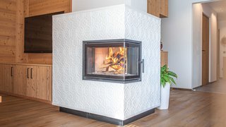 News Moderner Kamin mit weiß gekacheltem Design in einem Wohnzimmer