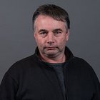 Bottai, Tornitori in legno e Carradori Ritratto di un uomo con maglione scuro su sfondo grigio