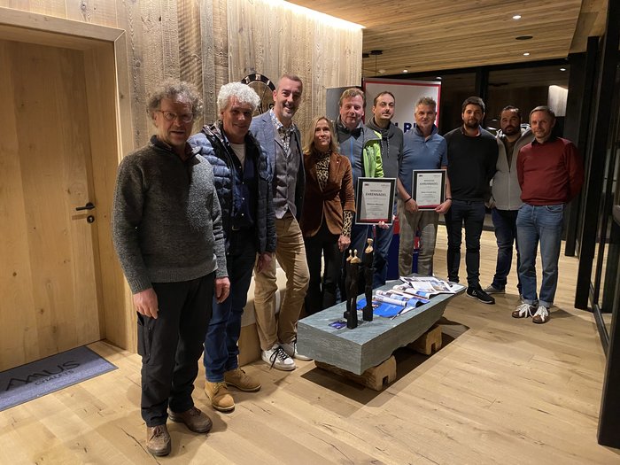 lvh Rasen/Antholz: neue Führung Gruppe von elf Personen in einem Holzraum, zwei halten Urkunden