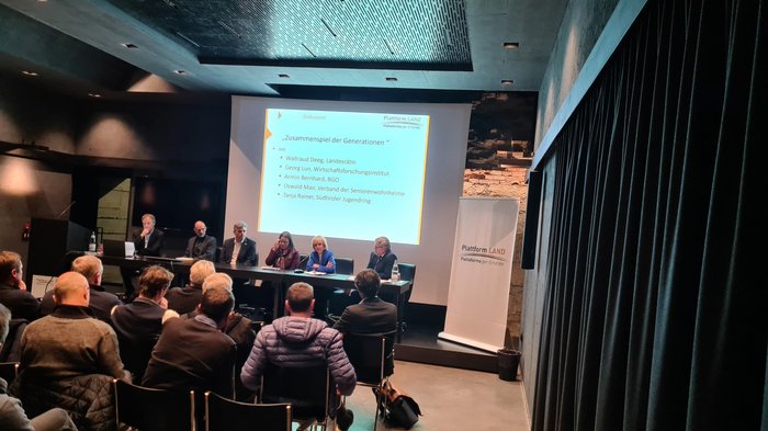 © Plattform Land Podiumsdiskussion zur Generationenfrage vor Publikum in modernem Raum