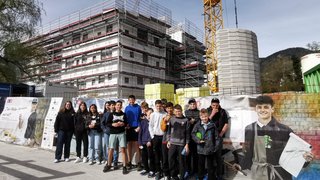 News Gruppe Jugendlicher vor einer Baustelle mit Gerüst und Kran