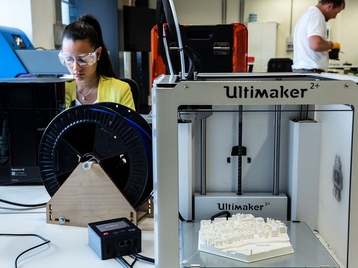 Workshop Stampante 3D con modello e persone in un laboratorio tecnico