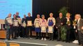 Assemblea generale annuale degli Artigiani anziani 2024: Tradizione e progresso mano nella mano Persone ricevono premi e certificati su un palco durante un evento