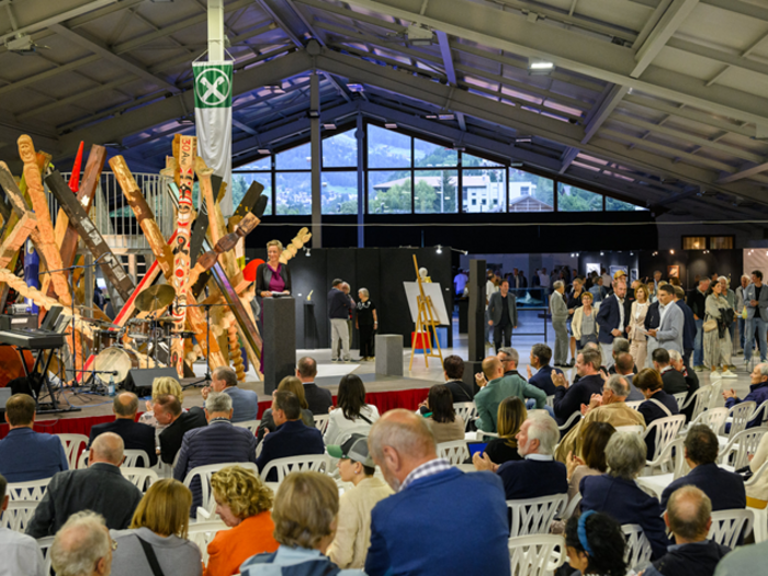 UNIKA - Vernissage Persone a un evento in un grande edificio con installazioni artistiche