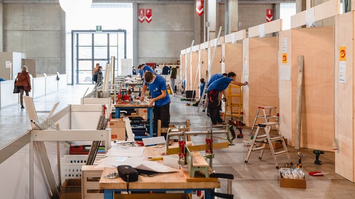 WorldSkills Italy: 115 Teilnehmer stellen sich ersten Wettbewerbsaufgaben Innenaufnahme einer Werkstatt mit Arbeitern und Werkzeugen an Holzwänden