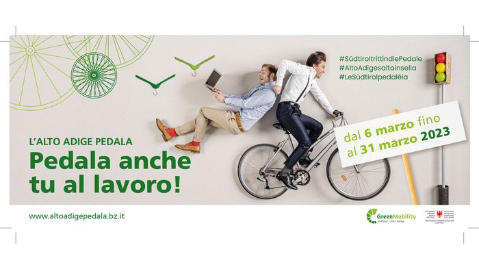 L'Alto Adige pedala. Pedala anche tu al lavoro! Due uomini in bicicletta campagna pubblicitaria per pedalare al lavoro in Alto Adige