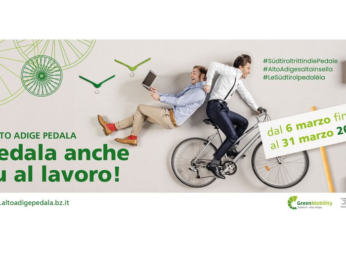 L'Alto Adige pedala. Pedala anche tu al lavoro! Due uomini in bicicletta campagna pubblicitaria per pedalare al lavoro in Alto Adige