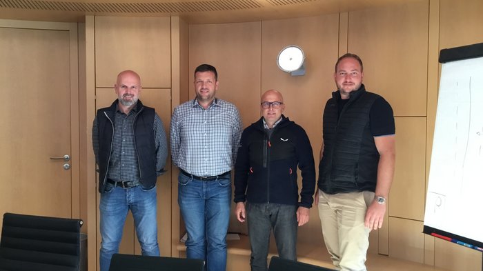 Klapfer, Sicher, Ploner, Hofer © lvh.apa Vier Männer posieren im Besprechungsraum vor einer hellen Holzwand