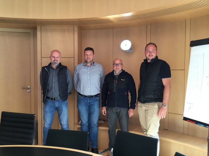 Klapfer, Sicher, Ploner, Hofer © lvh.apa Vier Männer posieren im Besprechungsraum vor einer hellen Holzwand