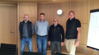 Klapfer, Sicher, Ploner, Hofer © lvh.apa Vier Männer posieren im Besprechungsraum vor einer hellen Holzwand