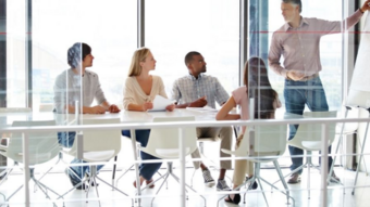 Artigianato sostenibile Uomini e donne in riunione in ufficio con presentazione alla lavagna bianca