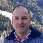 Brixen Porträt eines Mannes vor verschneiter Berglandschaft