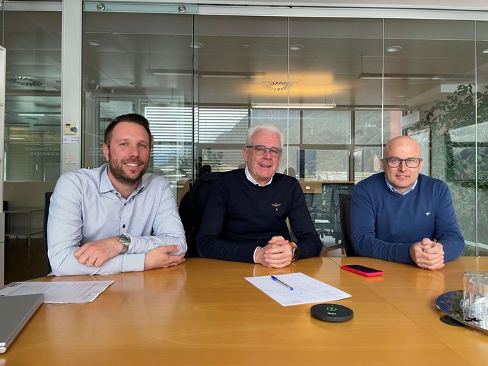 Antrittsbesuch der lvh-Baugruppe bei der Ingenieurkammer: Ein Schritt in Richtung gemeinsamer Zukunft Drei Männer sitzen an einem Konferenztisch mit Dokumenten und Geräten