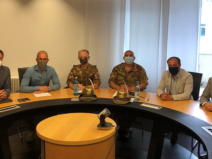 Militärabgänger als potentielle Fachkräfte im Handwerk Sechs Männer mit Masken an einem runden Konferenztisch in einem Büro