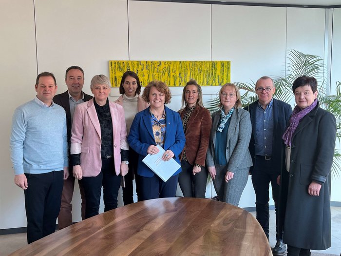 Antrittsbesuch der lvh-Spitze bei Landesrätin Rosmarie Pamer: Gemeinsam für eine starke Wirtschaft und zukunftsweisende Sozialpolitik Gruppe von neun Personen steht in einem Besprechungsraum vor einem ovalen Holztisch