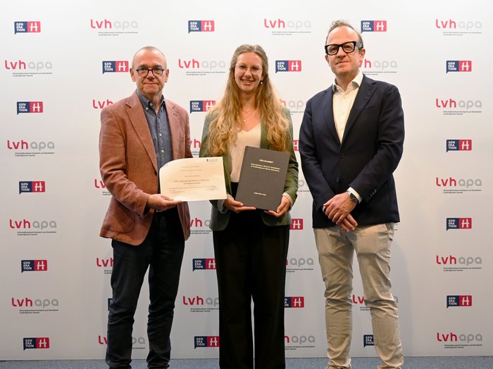 Borse di studio di lvh.apa Tre persone posano con diplomi davanti allo sfondo del logo lvhapa