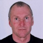 Burggrafenamt Porträt eines Mannes mit kurzem Haar und schwarzem Pullover vor neutralem Hintergrund