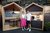 Home Due persone in camicie bianche in area cucina e soggiorno in legno