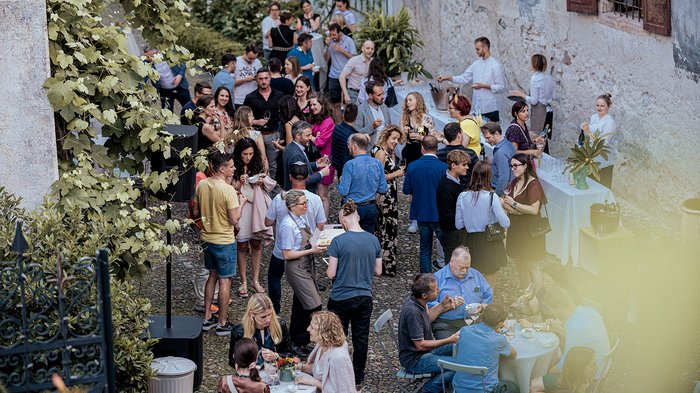 Generation-H Aperitif Menschen versammeln sich bei einer Gartenparty mit Essen und Getränken