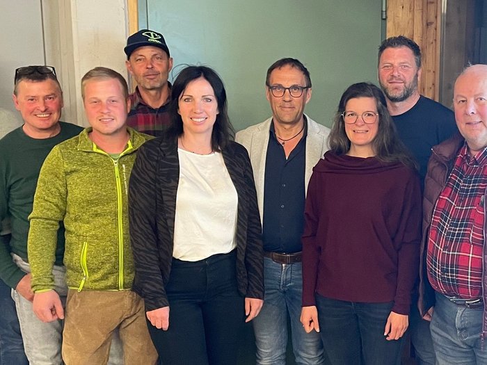 Handwerk mit Herz und Handschlagqualität: lvh-Ortsversammlung St. Lorenzen wird zum Fest der Verbundenheit Gruppenfoto von neun Erwachsenen in lässiger Kleidung vor einer Wand