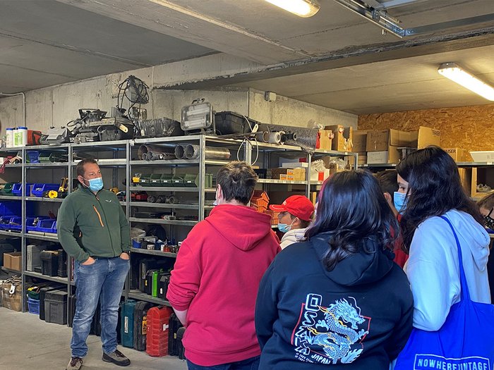 Junghandwerker und Hoteliers- und Gastwirtejugend begeistern Mittelschüler Gruppe von Menschen mit Masken in Lagerräume bei einer Führung