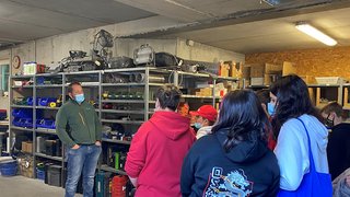 News Gruppe von Menschen mit Masken in Lagerräume bei einer Führung