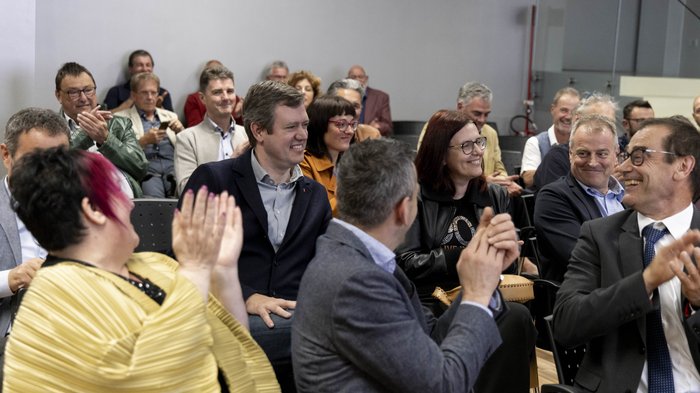 Südtiroler Meisterbund: neuer Rat der Meister gewählt Menschen in einem Saal klatschen und lächeln bei einer Veranstaltung