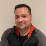 Bozen Land Porträt eines lächelnden Mannes vor einer weißen Wand