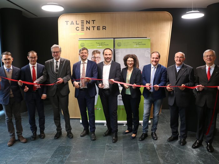 Inaugurazione del Talentcenter Bolzano: una nuova iniziativa per l’orientamento professionale dei giovani altoatesini Persone durante l'inaugurazione con nastro rosso davanti al Talent Center