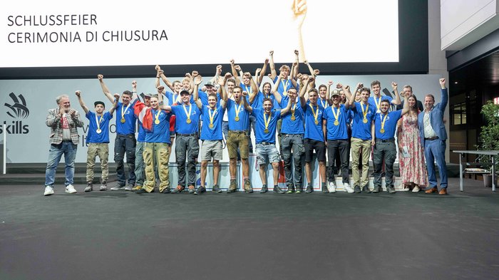 Südtirols Jugend glänzt! Gruppenfoto der Gewinner der Abschlussfeier mit Medaillen und Jubelgesten
