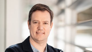 News Ritratto di uomo sorridente in abbigliamento da lavoro con le braccia incrociate