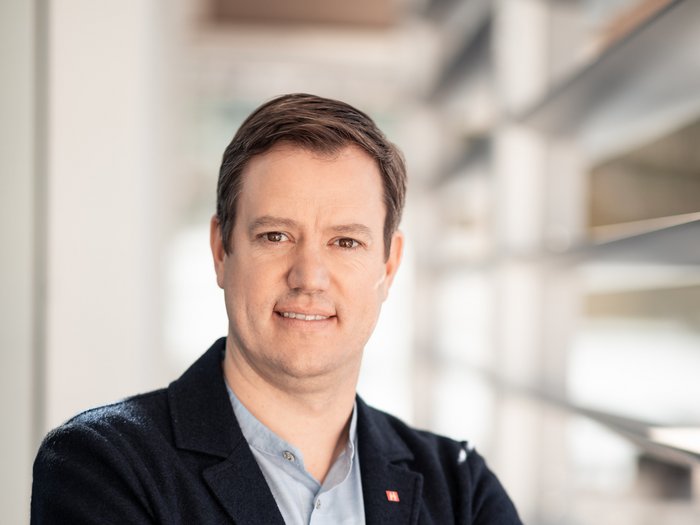 Al fine di evitare un’esplosione dei prezzi energetici serve prevedere un tetto massimo per il costo del gas all’interno dell’UE Ritratto di uomo sorridente in abbigliamento da lavoro con le braccia incrociate