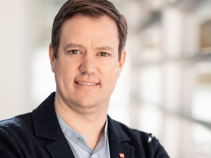 Alperia sostiene l’economia altoatesina Ritratto di uomo sorridente in abbigliamento da lavoro con le braccia incrociate