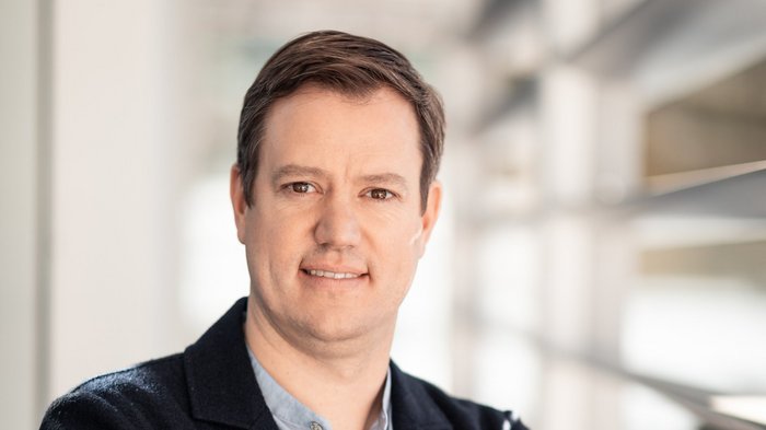 Al fine di evitare un’esplosione dei prezzi energetici serve prevedere un tetto massimo per il costo del gas all’interno dell’UE Ritratto di uomo sorridente in abbigliamento da lavoro con le braccia incrociate