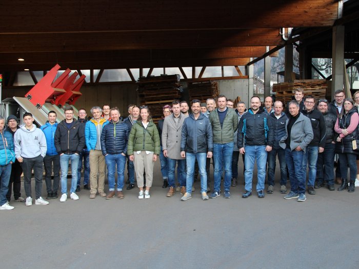 Jahresversammlung der Sägewerker/innen und Verpackungshersteller/innen: Weichenstellung für die Zukunft der Holzbranche Gruppenfoto von 28 Personen in einer Holzlagerhalle
